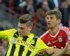 Dortmunds Piszczek spitzelt die Kugel vor Münchens Müller weg Dortmunds Piszczek spitzelt die Kugel vor Münchens Müller weg