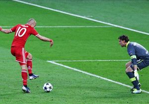 Arjen Robben hizo de todo: erró, asistió y definió el partido sobre el final.