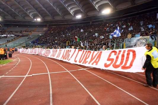 Striscione contro la violenza all'Olimpico di Roma (Foto Grazia Neri)