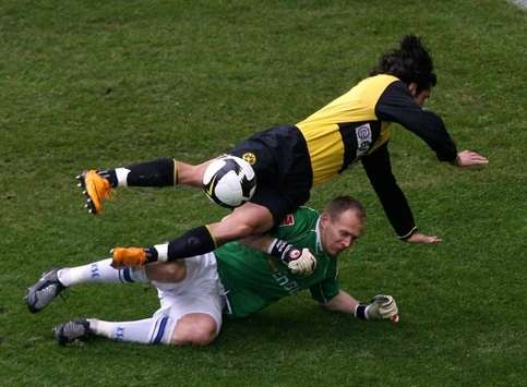BVB-Stürmer Nelson Valdez im Surzflug gegen KSC-Keeper Miller (firo)