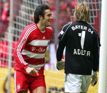 Rene Adler zog gegen Münchens Luca Toni den Kürzeren (firo)