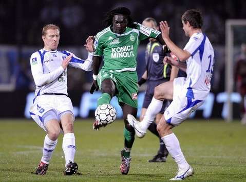 Sebastien Grichting & Gabriel Tamas (AJ Auxerre) vs Bafetimbi Gomis (Saint-Etienne)