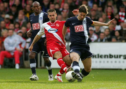 Bundesliga: FC Energie Cottbus - Hertha BSC Berlin, Riven Stivic gegen Arne Friedrich im Zweikampf (firo)