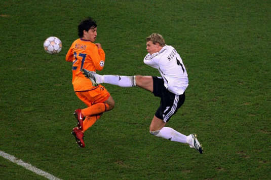 Manuel Neuer im Anflug gegen Bojan Krkic (firo)