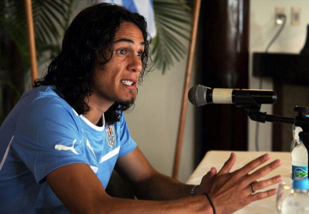 Edinson Cavani telah meminta ribuan kali kepada orang tuanya agar tidak membicarakan transfer