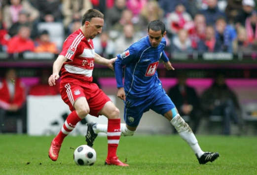 Bundesliga: FC Bayern München - VfL Bochum, Zweikampf zwischen Franck Ribery und Mimoun Azaouagh (firo)