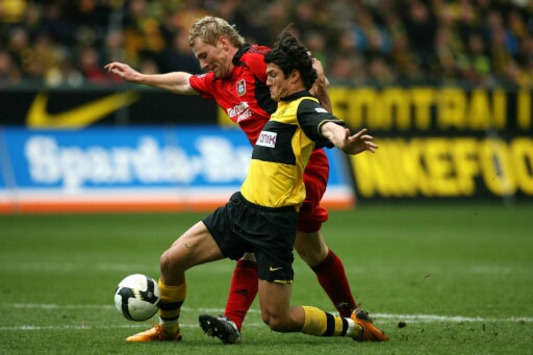 Bundesliga: Borussia Dortmund - Bayer 04 Leverkusen, Sinkiewicz und Valdez im Kampf um den Ball (firo)