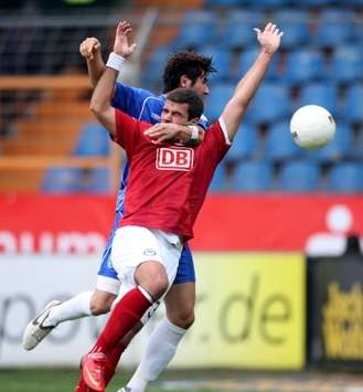 Umkämpftes Spiel: VfL Bochums Yahia gegen Berlins Lima (firo)