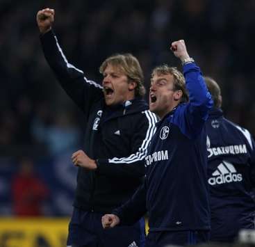 Neue Besen kehren gut: Schalkes Trainer Youri Mulder und Mike Büskens (firo)