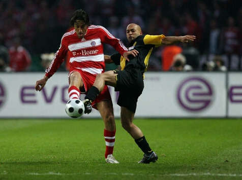 DFB-Pokal: Luca Toni im Zweikampf mit Dede (firo)