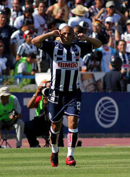 Clausura Mexicano: El chileno Humberto Suazo del Monterrey festeja su gol ante las Chivas del Guadalajara (Mexsport)