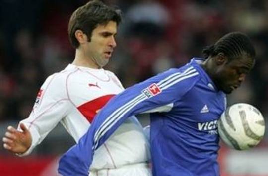 Zvonimir Soldo vom VfB Stuttgart gegen Gerald Asamoah vom FC Schalke 04 (AFP)