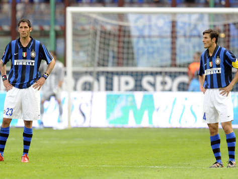 Marco Materazzi e Javier Zanetti dopo il rigore fallito da "Matrix" in Inter-Siena (Foto Grazia Neri)