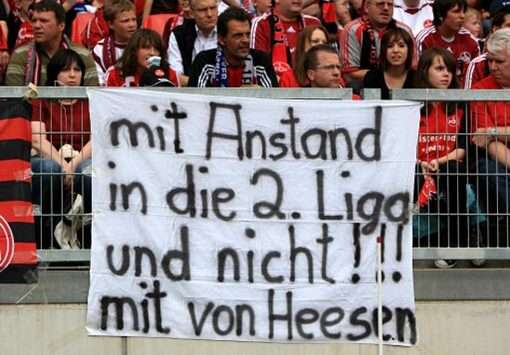 Nürnberger Fans haben eine klare Meinung (firo)