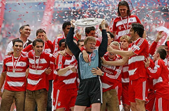 Bundesliga: Bayern München mit dem Meisterteller (firo)