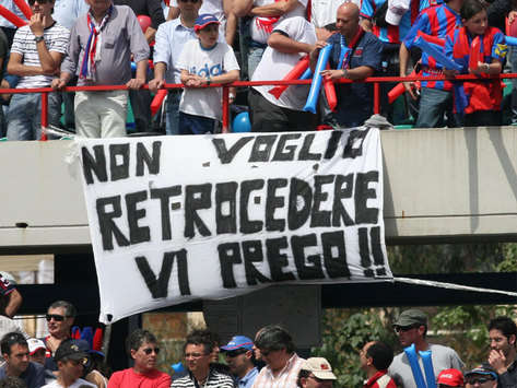 Un eloquente striscione dei tifosi del Catania nel match contro la Roma (Foto Grazia Neri)