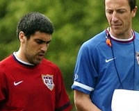 Reyna (USA) talks with assistant coach Barrieu (AFP)