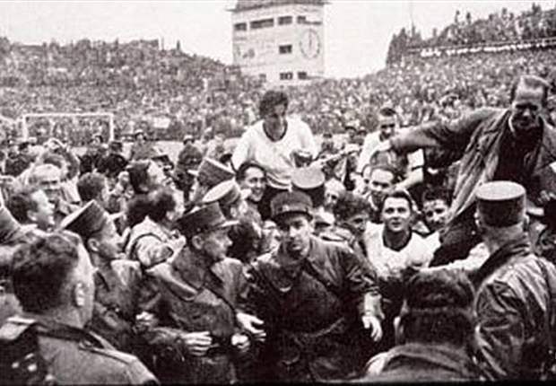 Jerman Barat menjuarai Piala Dunia 1954 dengan mengalahkan tim favorit Hongaria, 3-2.