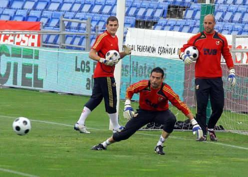 Casillas, Palop y Pepe Reina se entrenan con la selección de España. La 'Roja' enfrenta este sábado a Perú en Huelva, en un amistoso pre Eurocopa.