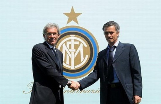 Il nuovo tecnico dell'Inter Josè Mourinho e il suo vice Beppe Baresi (Foto Inter.it)