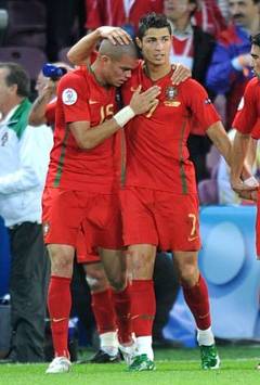 Euro 2008: Cristiano Ronaldo & Kleper Pepe'nin gol sevinci (Portekiz) (PA)