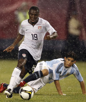 Freddy Adu-Ever Banega - USA-Argentina (Mexsport)