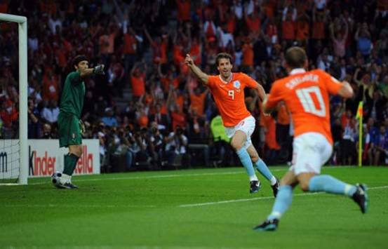 Ruud van Nistelrooy ist's egal ob Abseits oder nicht - er dreht jubelnd ab (PA)