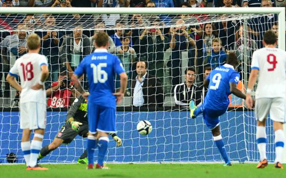 Mario Balotelli (Italy) scores a penalty against Czech Republic
