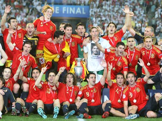 Spain celebrate after winning Euro 2008; courtesy: goal.com