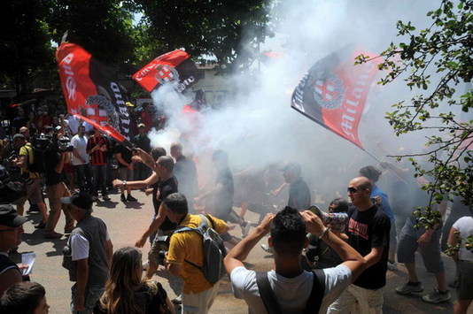 Milan fans at Milanello light fireworks to greet Ronaldinho (Foto Grazia Neri)