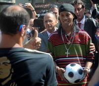 Gran ressa di giornalisti ed operatori per l'arrivo di Ronaldinho a Milanello, ma il brasiliano non risparmia sorrisi e pose anche per le foto dei tifosi (Foto Grazia Neri)