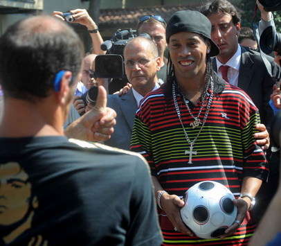 Gran ressa di giornalisti ed operatori per l'arrivo di Ronaldinho a Milanello, ma il brasiliano non risparmia sorrisi e pose anche per le foto dei tifosi (Foto Grazia Neri)