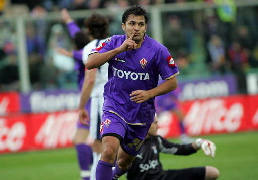 Il centrocampista della Fiorentina Santana in azione (Foto Grazia Neri)