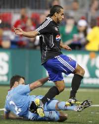 Lucas Neill (West Ham), Dwayne De Rosario (MLS), MLS All-Stars v. West Ham, July 2008 (ISI)