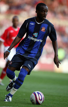 Sunderland Eager To Sell Chimbonda To Lyon?