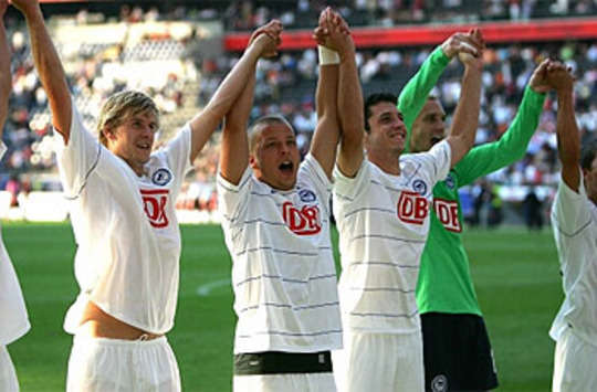 Bundesliga: Eintracht Frankfurt - Hertha BSC, Die Berliner jubeln über den Sieg (firo)