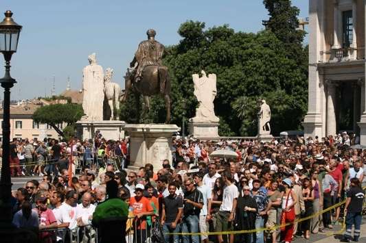 İtalya: Roma taraftarları başkanları Franco Sensi'yi son yolculuğuna uğurlarken (Foto Grazia Neri)
