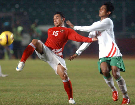 Indonesia Independence Cup 2008 : Firman Utina (kiri), Indonesia A, mengusai bola dari Hendro Siswanto (kanan), Indonesia B. GOAL.com/ Riso