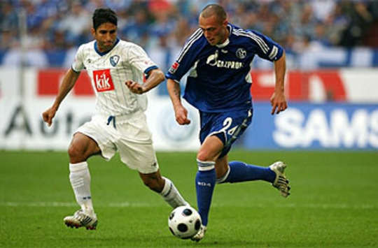Bundesliga: FC Schalke 04 - VfL Bochum, Hashemian gegen Pander im Ruhrderby (firo)