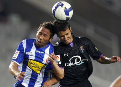 Tamudo y Álvaro Rubio luchan por el balón durante el Espanyol-Valladolid, en el partido que ha puesto en marcha la LIGA 2008/2009 (Marca)