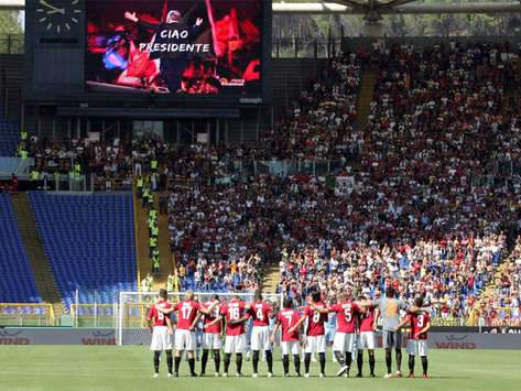 Roma team pay tribute to Franco Sensi before the game against Napoli
