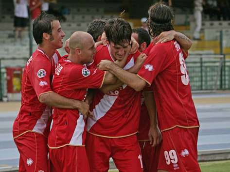 I giocatori del Grosseto festeggiano: il Grifone è capolista in serie B! (Foto Grazia Neri)