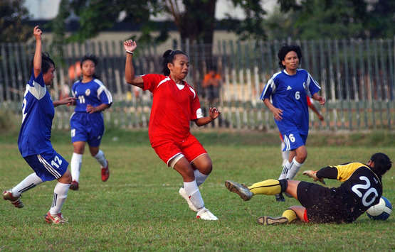 Tugiyasy Cindy (tengah) Timnas Sepakbola Putri Indonesia dihadang empat pemain Tim Putri Jabar. (GOAL.com/Riso)