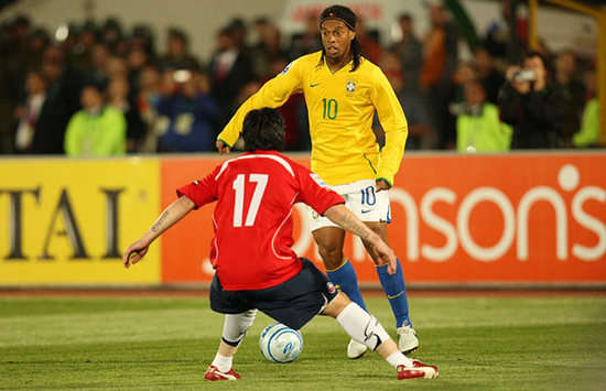 Dünya Kupası 2010 Elemeleri: Ronaldinho (Brezilya) - Medel (Şili)