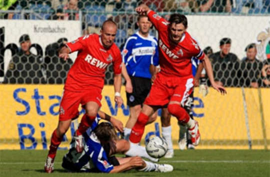 Bundesliga: Arminia Bielefeld - 1.FC Köln, Milivoje Novakovic und Miso Brecko im Zweikampf (firo)