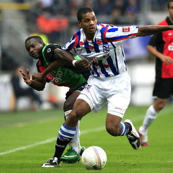 Saidi Ntibazonkiza vs Calvin Jong-a-Pin, SC Heerenveen-NEC (Foto ANP)