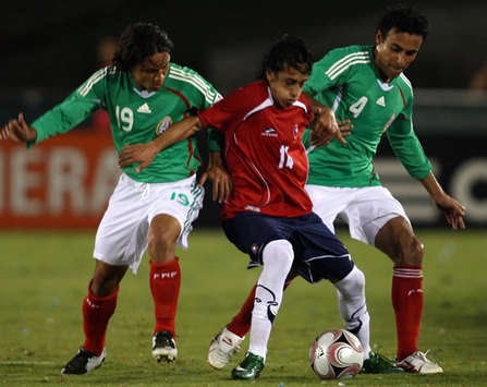 Amistoso: Fabián Orellana entre la marca de William Parades y Leobardo López en el México-Chile (Mexsport)