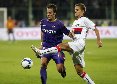 Match-winner Gilardino (Fiorentina) and Criscito (Genoa) fighting it out in this evening's game. The Viola ran out 1-0 winners in a tightly contested encounter.