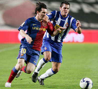 Lionel Messi (Barcelona) and Chica (Espanyol) fighting it out during this evening's Catalan derby, which ended 2-1 to Barcelona following a controversial late penalty.