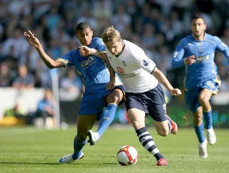 EPL: Armand Traore - David Bentl,  Portsmouth - Tottenham Hotspur (PA)